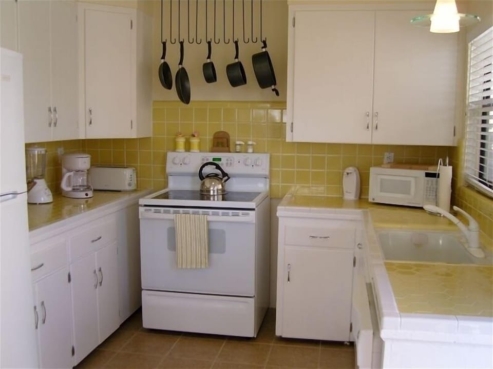 Bright and sunny kitchen, fully furnished
