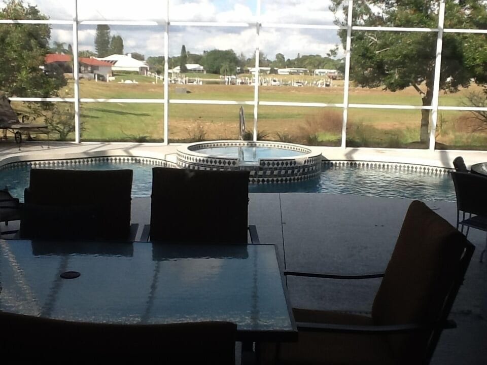 The dining area at the pool room for 10 easily.