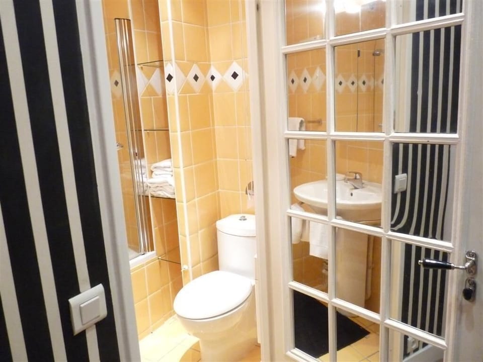 Bathroom Entry off Foyer