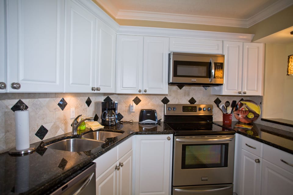 Kitchen Area- Granite countertops and Stainless Steel Appliances