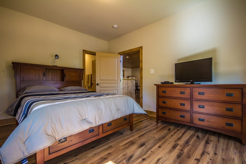 Master bedroom, queen bed, private large bathroom