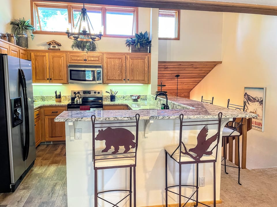 Kitchen Stocked With Full Amenities, Spices, Keurig/Drip Coffee Combo Machine