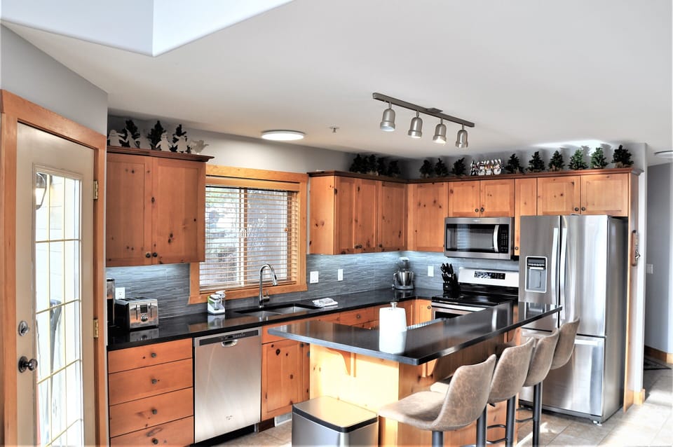 Quartz counters & stainless appliances including ice and water