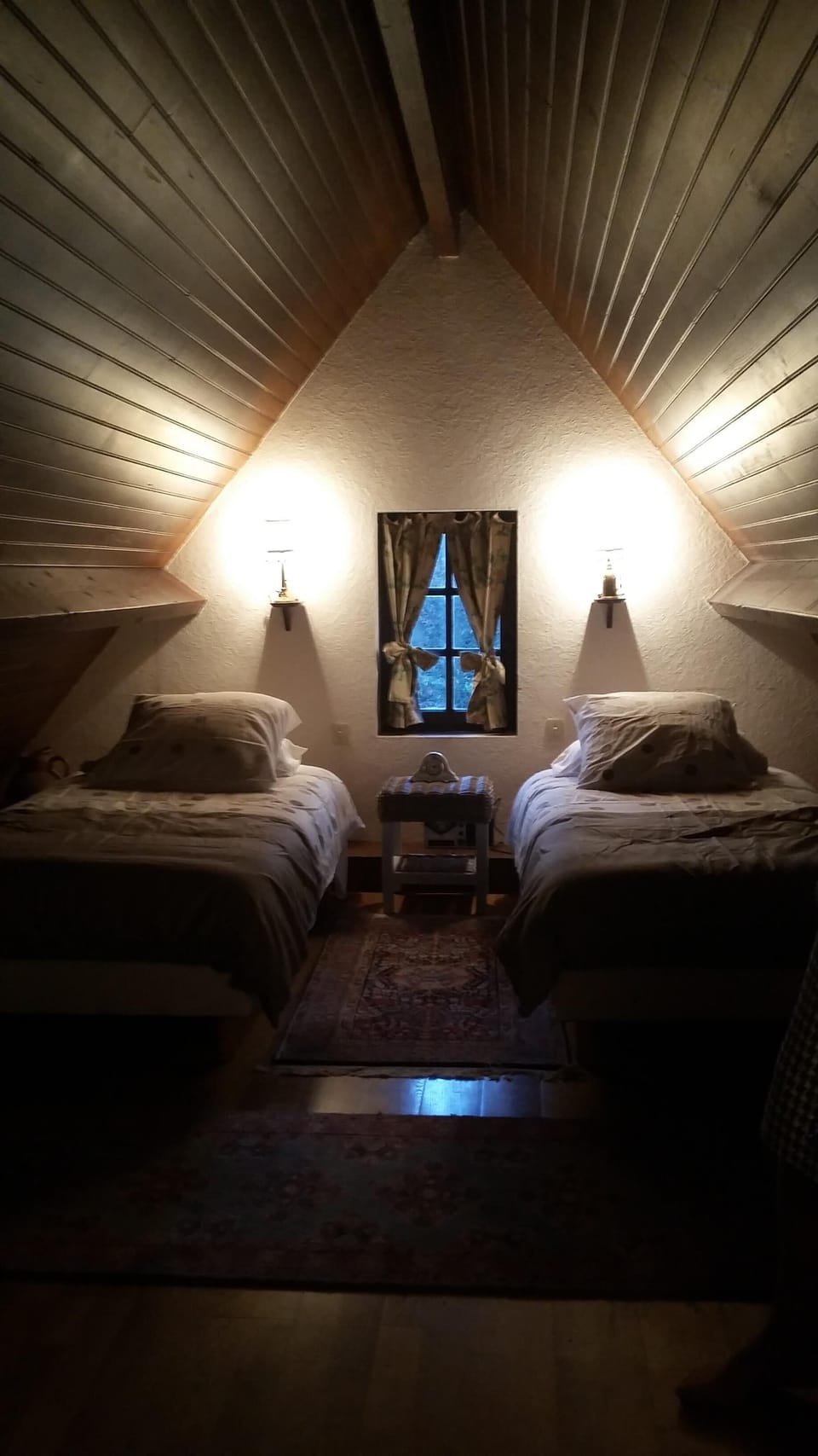bedroom 3 with 2 twin size beds.