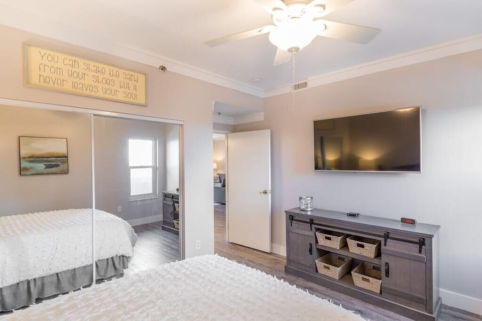 Guest Room w/ 55 Inch Smart TV