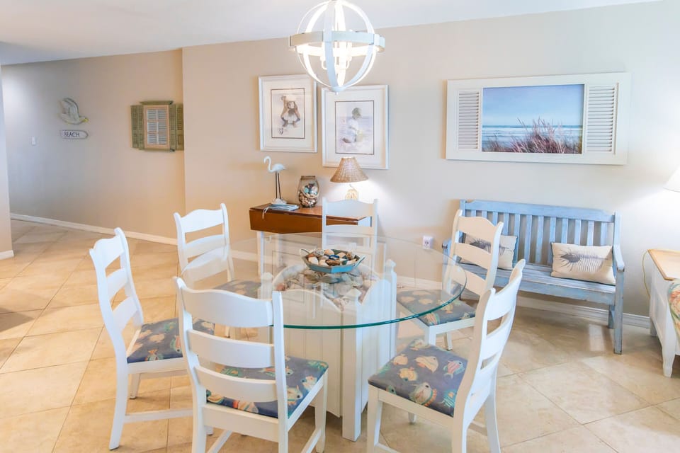 dining table easily sits 6