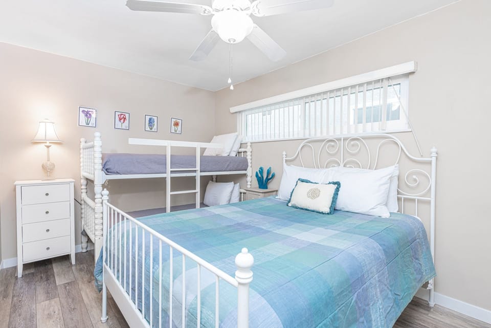 The guest bedroom includes a queen-size bed and one twin bunk bed set.
                
