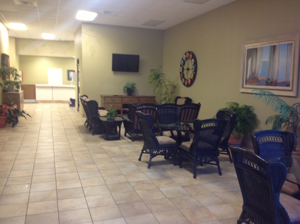 Lobby Area - Large Flat Screen TV and sitting area for watching the games!