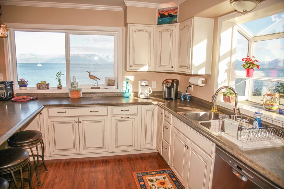MAIN FLOOR KITCHEN AND BAR 
WHAT A VIEW!
ACCESS TO THE DECK AND BBQ