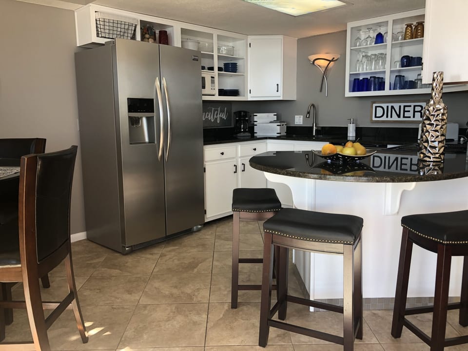 CAPTIVATING KITCHEN - COOK OVERLOOKING the GULF