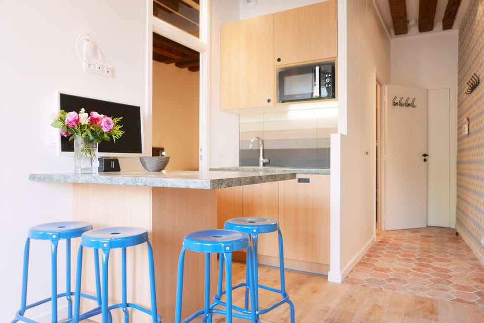 Apt. COSY2 - Latin Quarter - Paris - Kitchen offers a bar dining space
