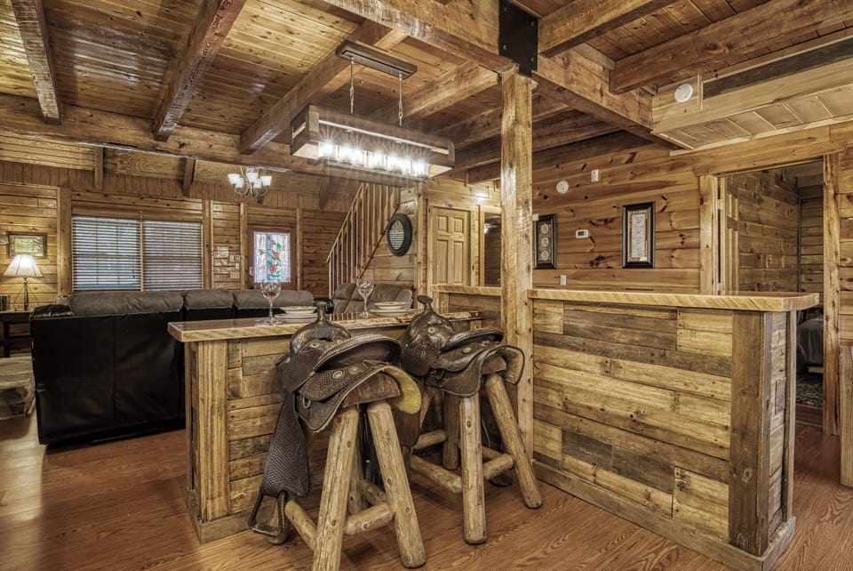Smoky Mountain Pet Friendly Family Cabin "Caddy Shack Lodge" - Lower level bathroom with tub/shower combo