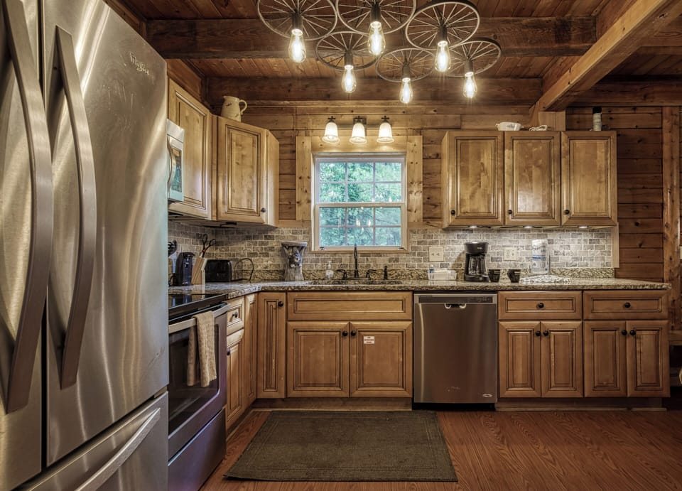 Cabin in Pigeon Forge "Caddy Shack Lodge" - Fully furnished kitchen with stainless steel appliances