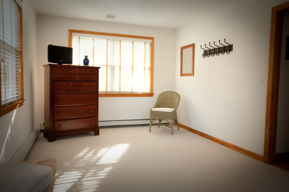2ND FLOOR SPACIOUS QUEEN BEDROOM.