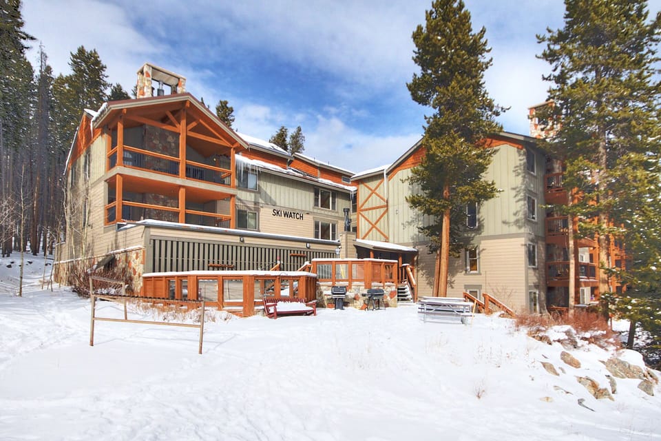 Hot tubs and BBQ grill area near ski lockers and pushoff