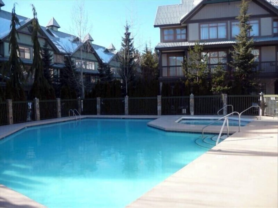 Beautiful year round pool & hot tub!
