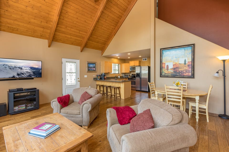 Open concept great room & kitchen.