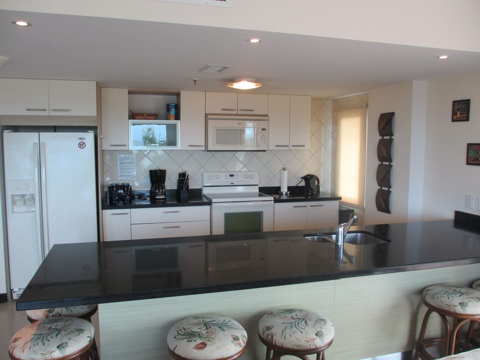 Kitchen fully equipped and large breakfast bar with 6 stools