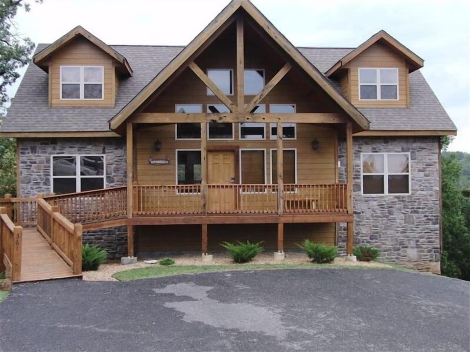 Log & Rock Cabin..Ramp Entry with No Stairs. Off Road Parking for this Home Only