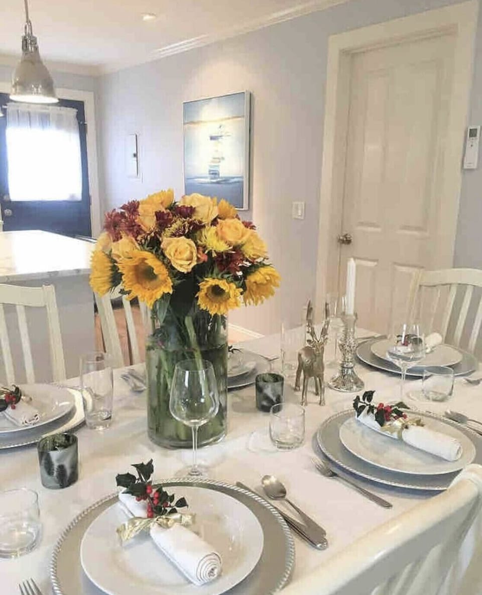 Hosted Thanksgiving for family 🙂 Table has 6 seats & 2 additional folding chairs