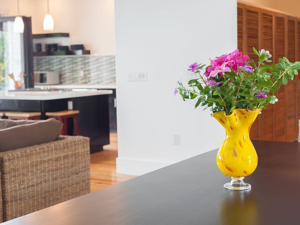 Local Varieties: You'll often find bright Hibiscus 🌺, waxy Frangipani (Plumeria), and architectural Bird of Paradise 🦜. These aren't just for looks; Frangipani, in particular, fills the evening air with a sweet, iconic perfume.