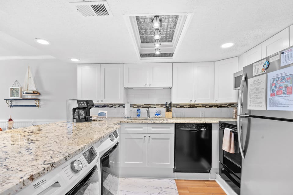 full kitchen with washer/dryer