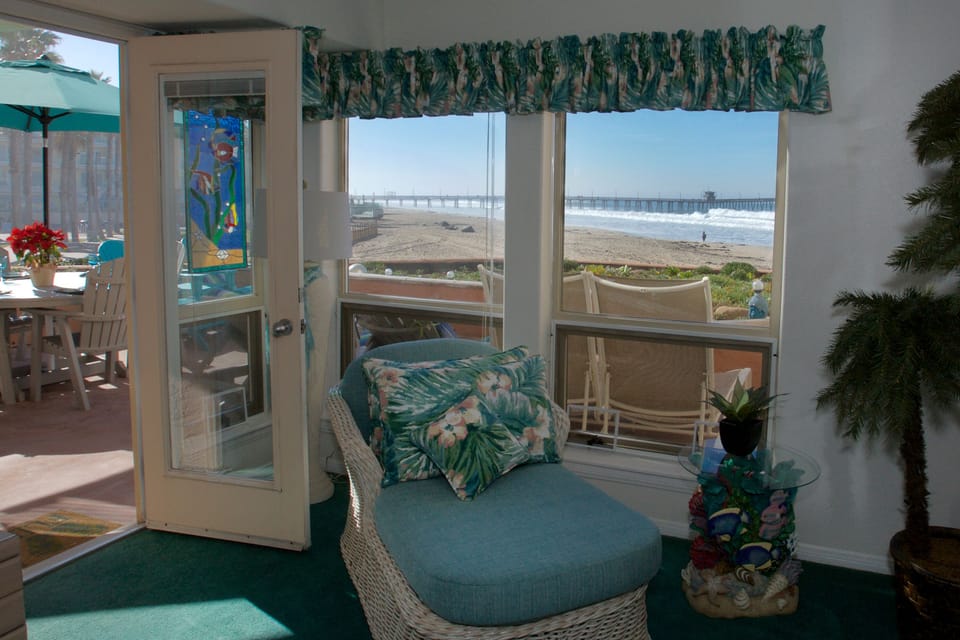 Master Bedroom Chaise
Ocean View Access to the patio,