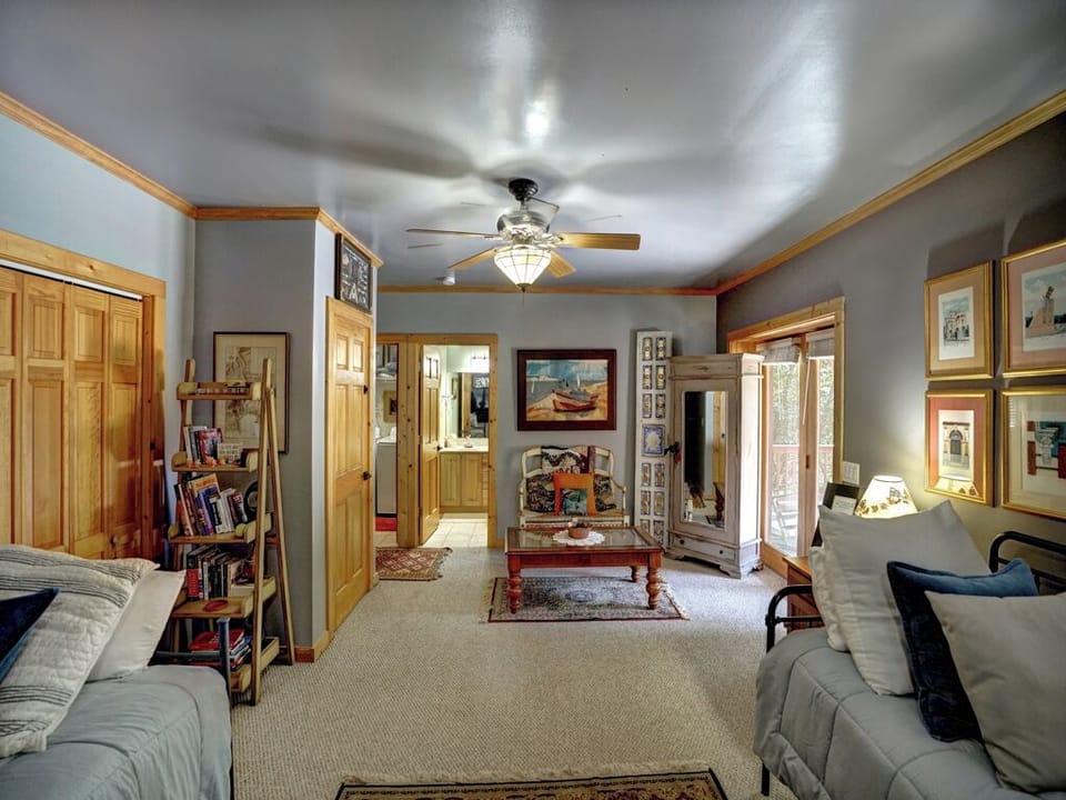 Downstairs Rec Area and Two Twin Trundles (4T)