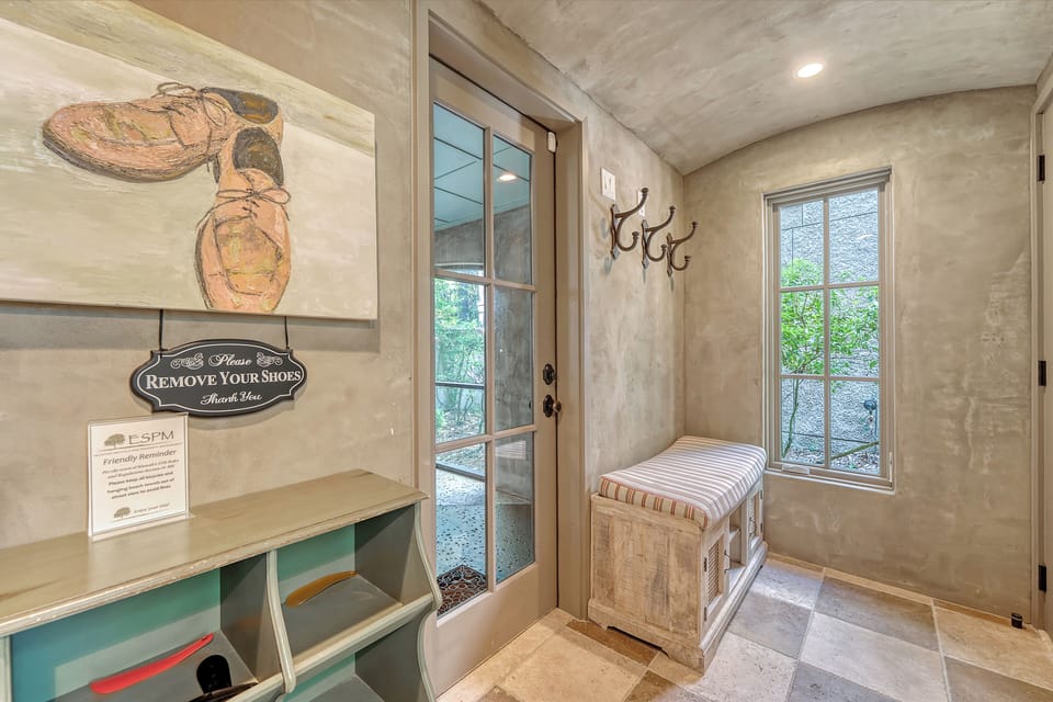 MUDROOM