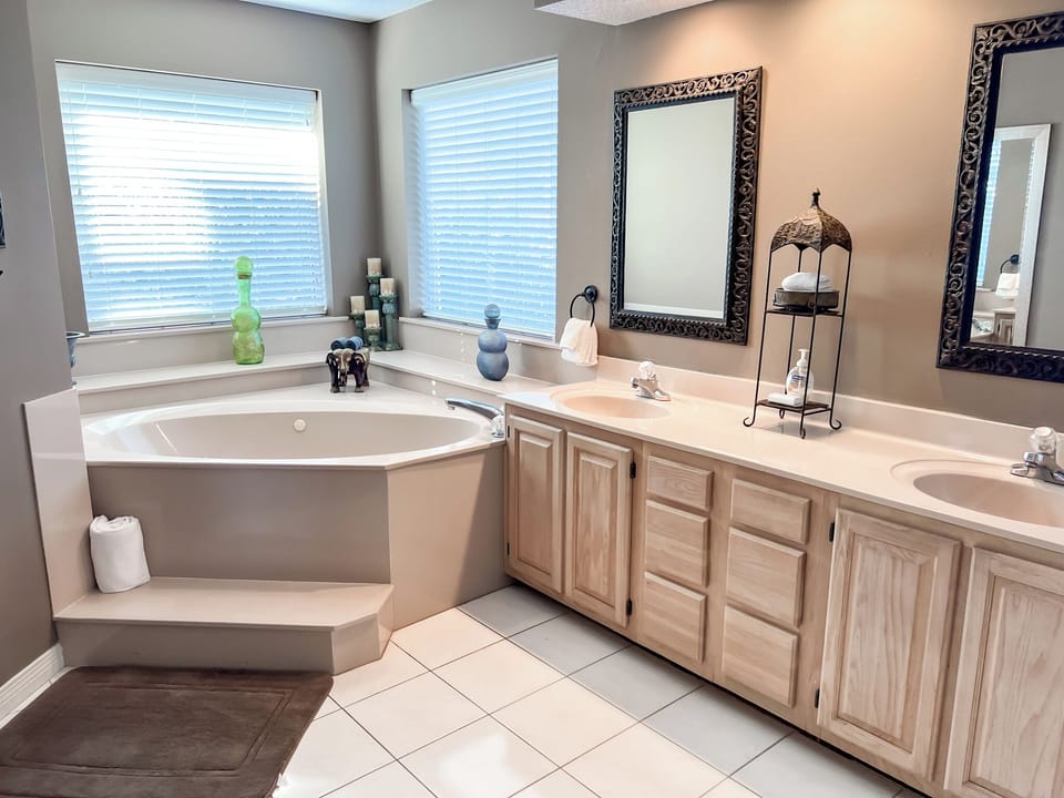3rd Floor King Master Suite, 2 Walk-In Closets, Jetted Bath Tub, 2 Sinks, Shower