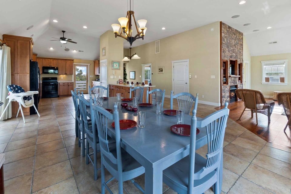Surf-or-Sound-Realty-557-Crab-Louie-Dining-Area-1