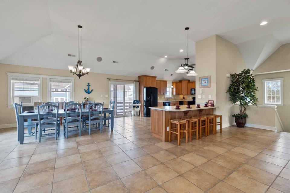Surf-or-Sound-Realty-557-Crab-Louie-Dining-Area-4