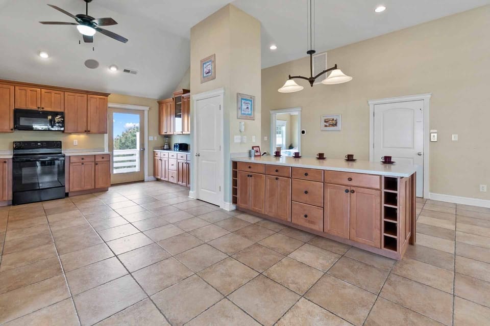 Surf-or-Sound-Realty-557-Crab-Louie-Kitchen-1