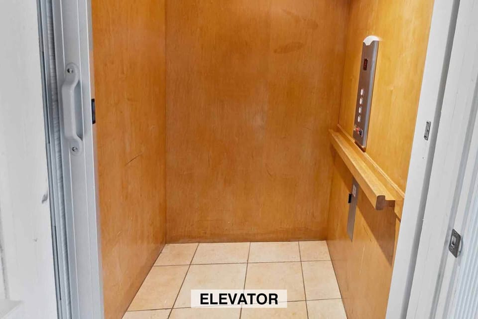 Surf-or-Sound-Realty-557-Crab-Louie-Elevator