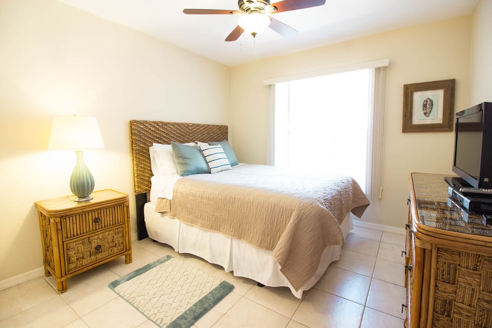 Guest-Bedroom #1 with Queen-Sized bed & flat-screen TV.