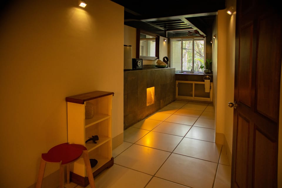 Master Suite Lola | Bathroom | Free toiletries, hair dryer, towels