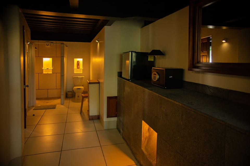 Master Suite Lola | Bathroom | Free toiletries, hair dryer, towels