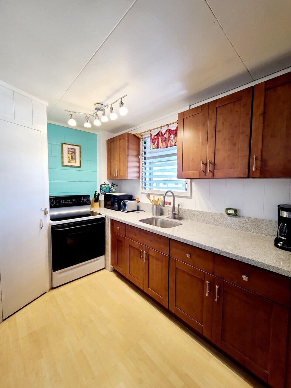 Kitchen - Fridge w/Ice Maker, Stove/Oven, Toaster, Coffee Maker, Microwave, etc