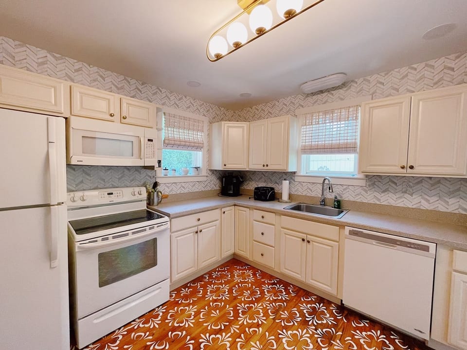 gorgeous bright, well equipped kitchen