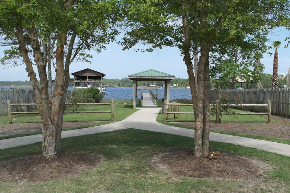 Small bay front park located one block from house