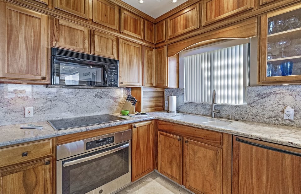 Complete equipped kitchen: Top of the line "everything" & more for carefree stay