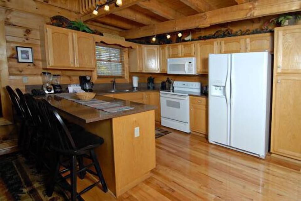 Kitchen and breakfast bar.