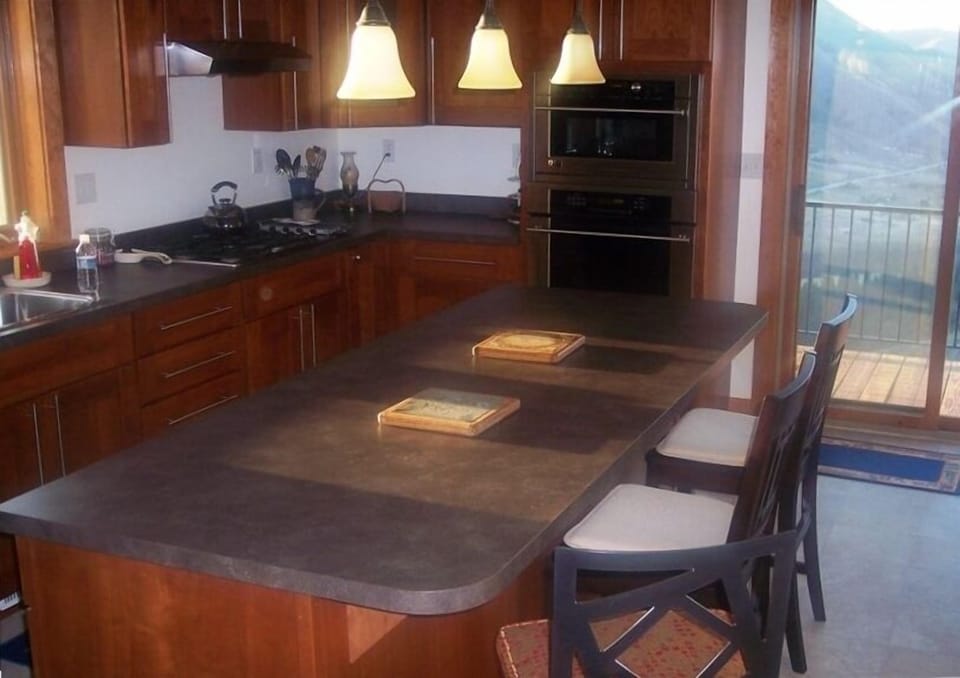 Fully-stocked kitchen w/ high-end appliances & giant island for preparing meals