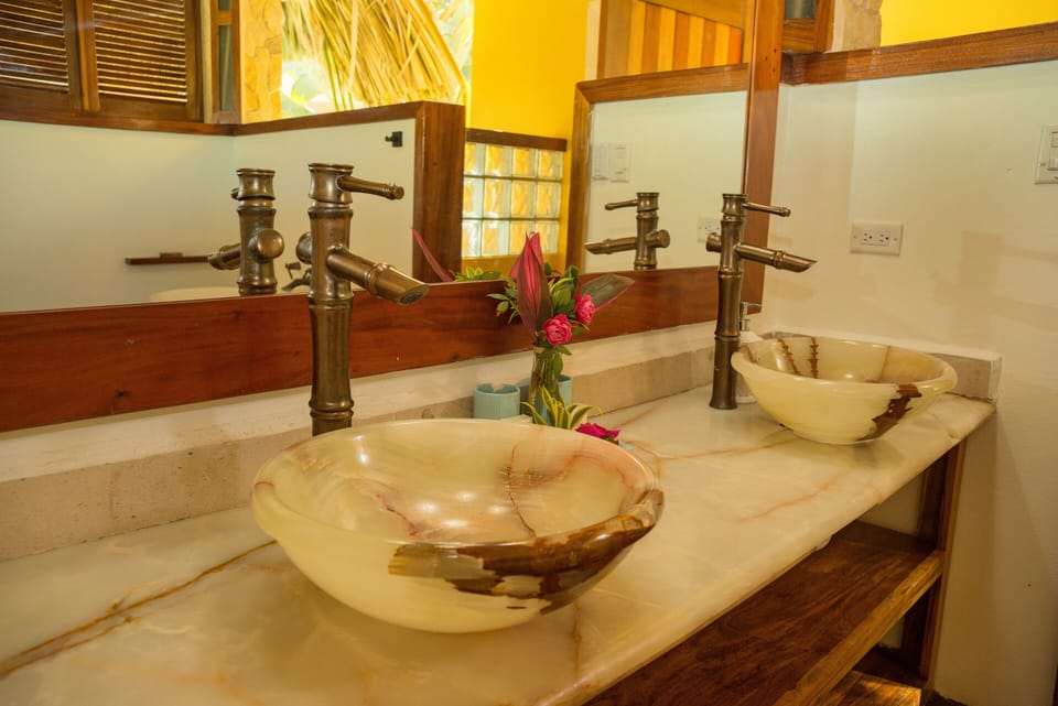 "Dolphin" Suite Bathroom