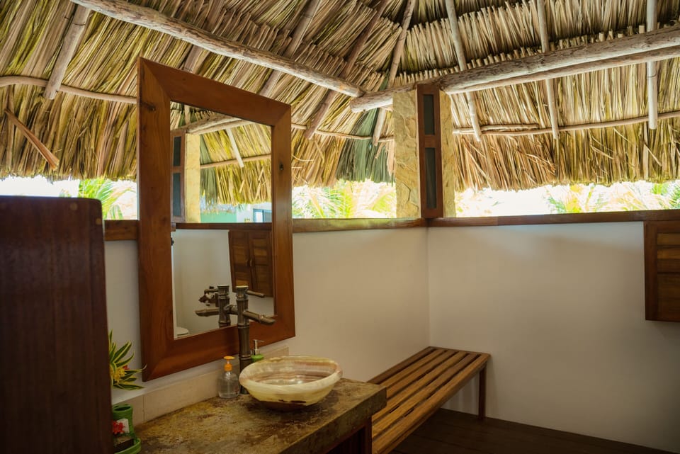 "Howler Monkey" Suite Bathroom