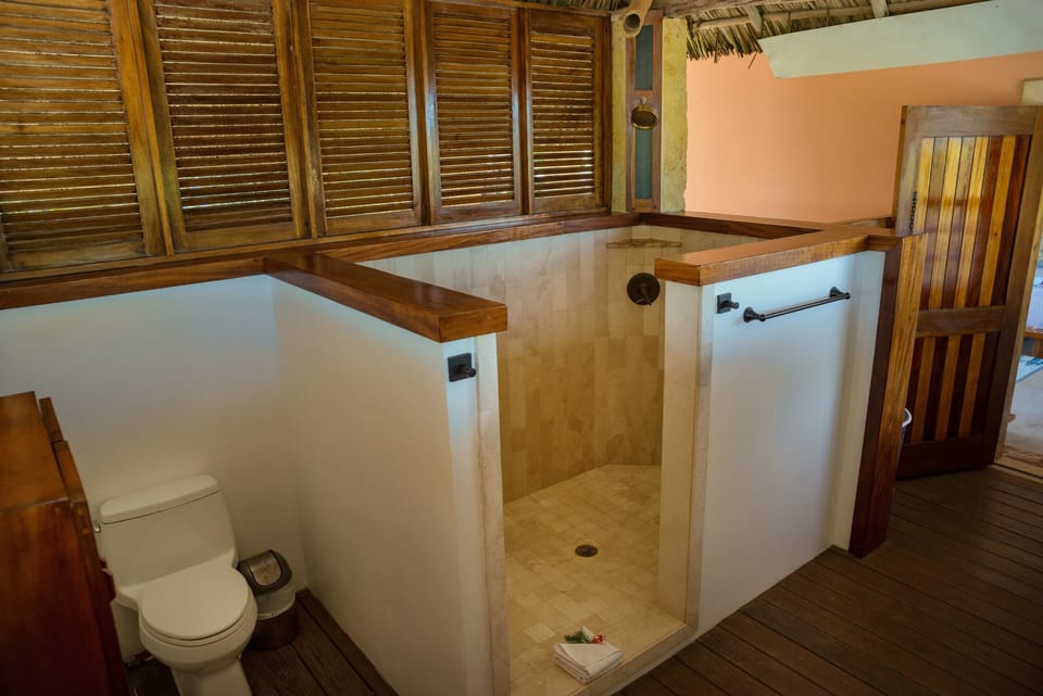 "Howler Monkey" Suite Bathroom-Shower