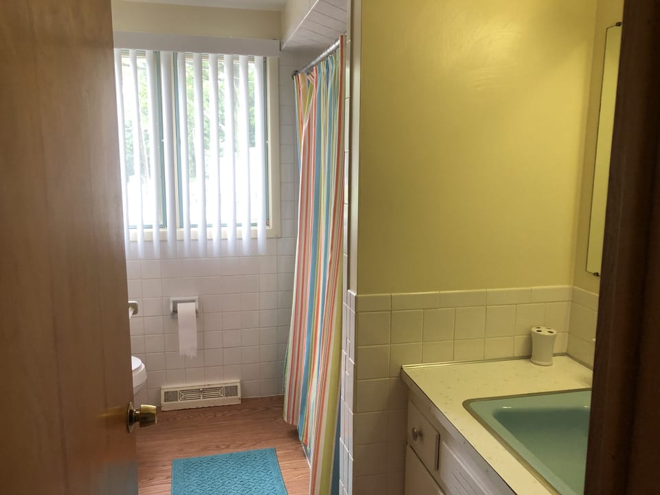 Bathroom: tub/shower