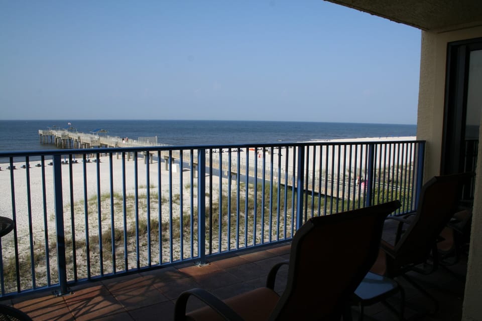 imagine drinking morning coffee with this breathtaking view