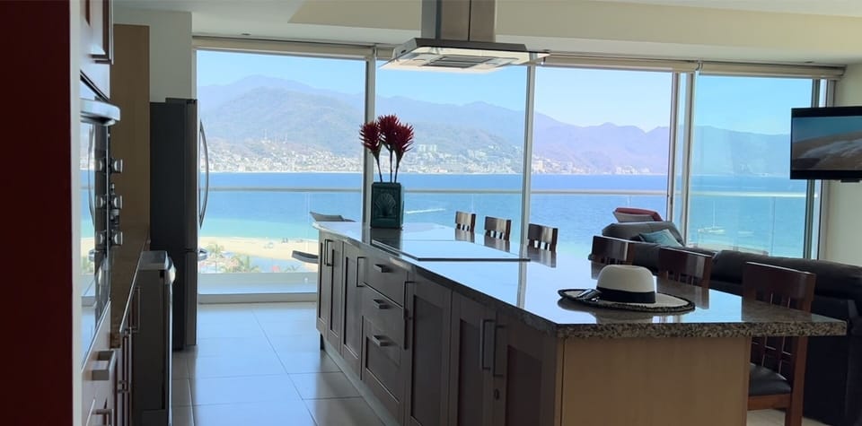 Fully equipped kitchen.