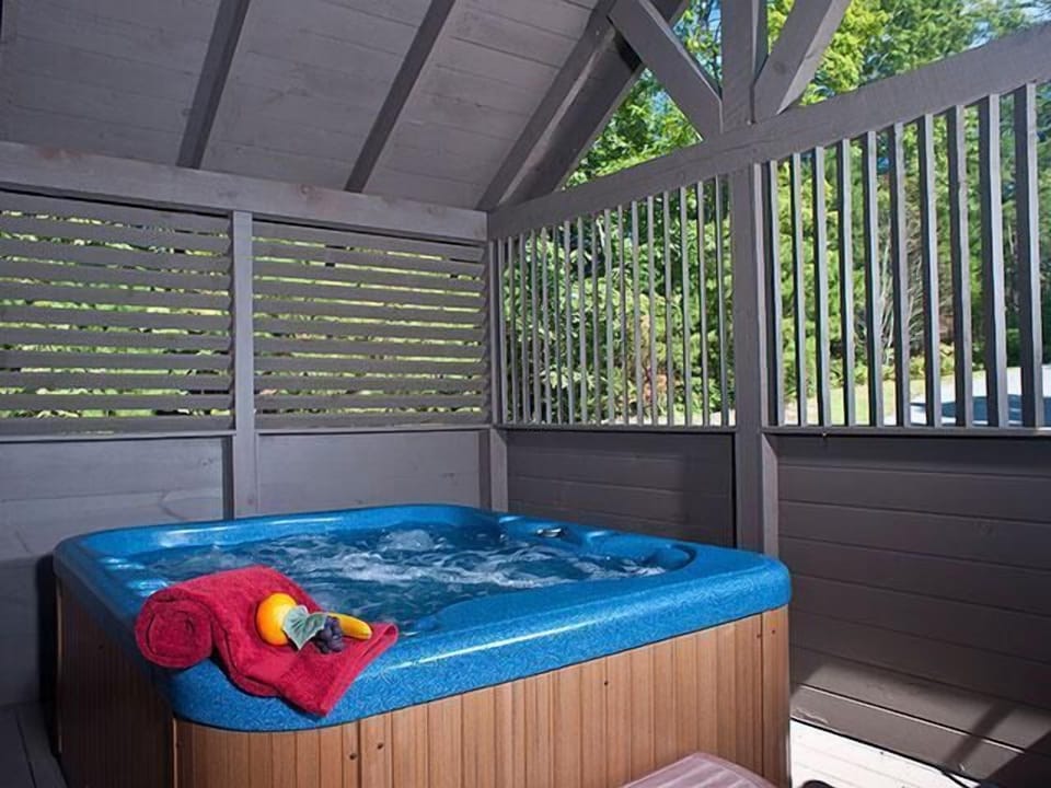 Indoor spa tub